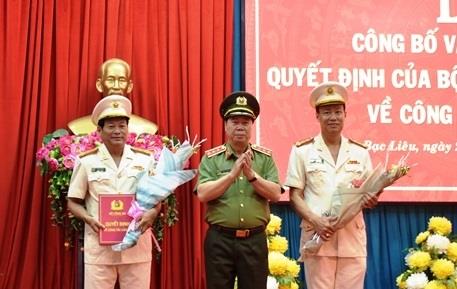 Thượng tướng Bùi Văn Nam trao quyết định và chúc mừng Đại tá Lê Tấn Tới, Đại tá Trần Phong.