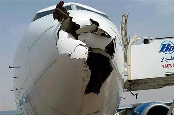 Một chiếc Boeing 737 bị hỏng phần mũi vì va chạm với chim.
