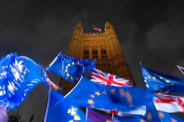 Người ủng hộ ở lại EU mang cờ Anh và cờ EU tuần hành gần toà nhà quốc hội Anh. Ảnh: Getty