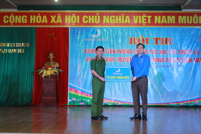 Ban Thư ký Hội LHTN tỉnh Nghệ An tặng 200 đầu sách tham khảo cho Trại giam số 3
