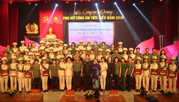 Bộ trưởng Tô Lâm với các đại biểu dự Lễ Tuyên dương.