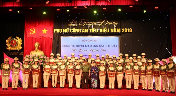 Thứ trưởng Nguyễn Văn Thành; đồng chí Hoàng Thị Ái Nhiên trao thưởng tặng Phụ nữ Công an tiêu biểu 2018.