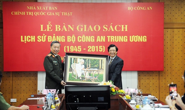 Bộ trưởng Tô Lâm trao Bức tranh Bác Hồ tặng Nhà xuất bản Chính trị quốc gia Sự thật.