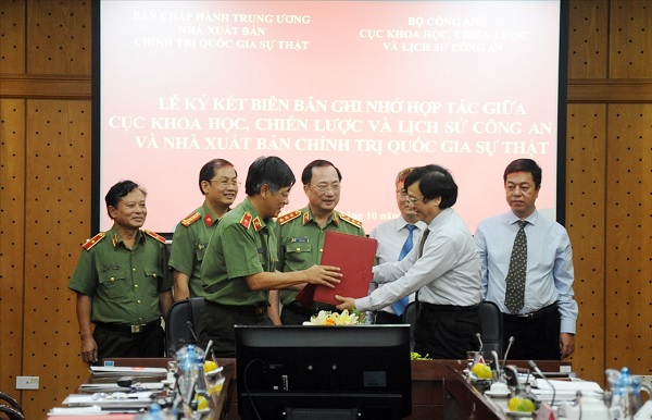 Thứ trưởng Nguyễn Văn Thành chứng kiến Lễ ký kết giữa Cục Khoa học, Chiến lược và Lịch sử Công an và Nhà xuất bản Chính trị quốc gia Sự thật.