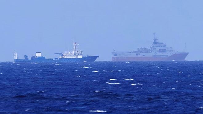 Tàu Hải Dương 8 và tàu hộ tống đang khảo sát phi pháp tại khu vực bãi Tư Chính của Việt Nam. Ảnh: Ngư dân cung cấp