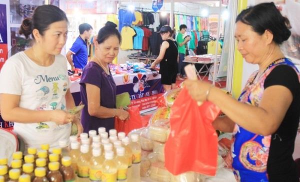 Người dân mua hàng tại hội chợ hàng Việt về nông thôn. Ảnh: Diệu Anh