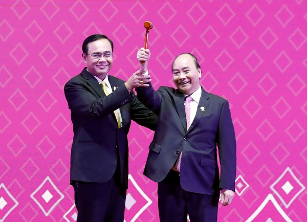 Thủ tướng nhận chiếc búa Chủ tịch ASEAN từ Thủ tướng Thái Lan. Ảnh: VGP