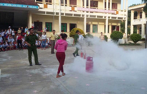 Cán bộ Công an huyện Tương Dương hướng dẫn giáo viên, học sinh cách chữa cháy trong một tình huống giả định.