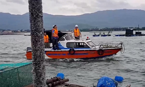 Các cơ quan chức trách kiểm tra, vận động người dân rời khỏi lồng bè thả nuôi tôm cá ở những đầm, vịnh ven biển Nam Trung bộ trước khi cơn bão số 6 ập đến. 