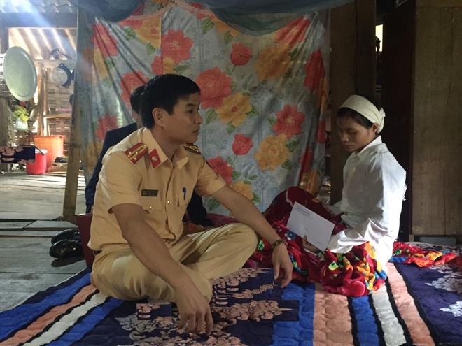 Thay mặt Đoàn công tác, Thượng tá Nguyễn Văn Hùng tặng quà cho gia đình chị Lô Thị Phương ở bản Thung Khạng, xã Châu Bình