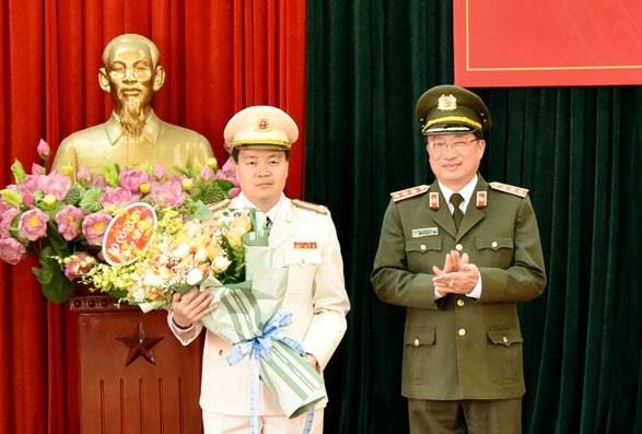 Thượng tướng Nguyễn Văn Thành, Ủy viên Trung ương Đảng, Thứ trưởng Bộ Công an chúc mừng Đại tá Nguyễn Ngọc Vân.