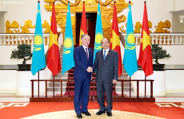 Thủ tướng Nguyễn Xuân Phúc và Chủ tịch Hạ viện Kazakhstan Nurlan Nigmatulin. Ảnh: VGP/Quang Hiếu