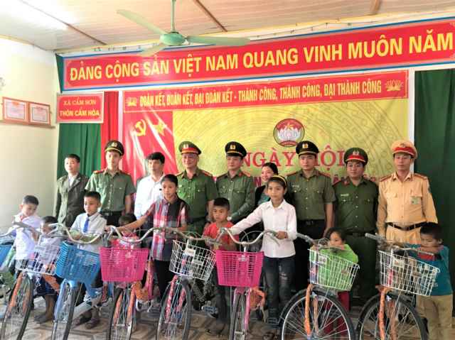 Lãnh đạo Công an huyện Anh Sơn trao tặng 10 chiếc xe đạp cho các em học sinh