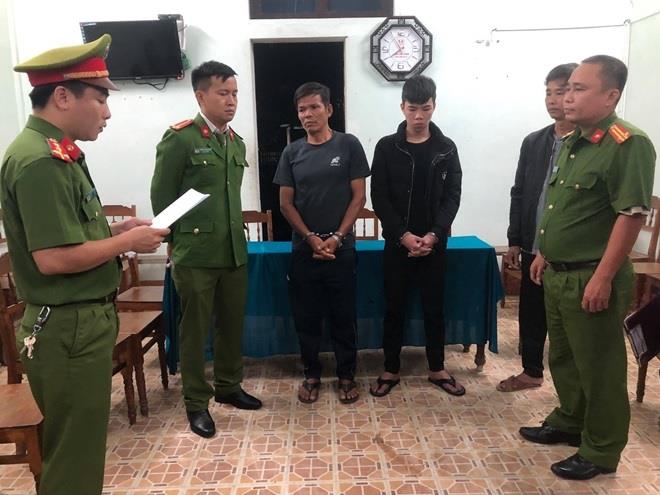 Cơ quan công an đọc lệnh bắt tạm giam hai đối tượng Trần Văn Chấn và Trần Văn Phước.