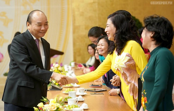 Thủ tướng gặp mặt lãnh đạo và đại biểu Quốc hội nữ -  Ảnh: VGP/Quang Hiếu