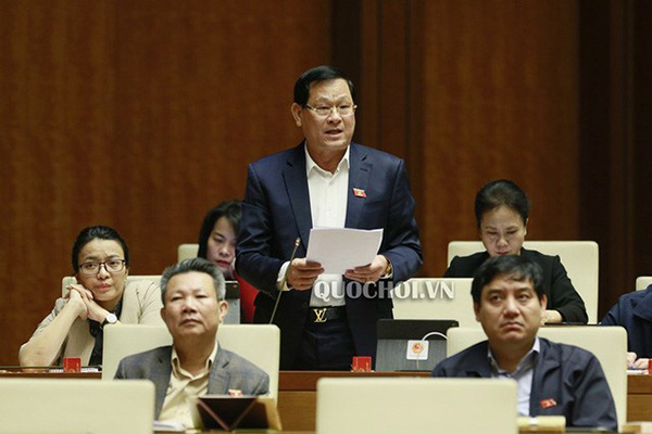 Đồng chí Thiếu tướng Nguyễn Hữu Cầu phát biểu tại kỳ họp Quốc hội