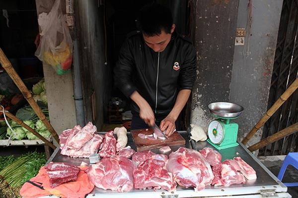 Giá thịt lợn bán tại các chợ dân sinh tăng vọt nhiều ngày qua.