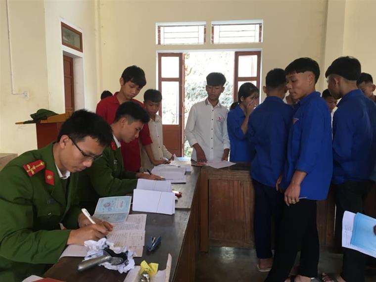 Cán bộ Công an huyện Tương Dương hướng dẫn các em học sinh hoàn tất hồ sơ, thủ tục cấp phát CMND