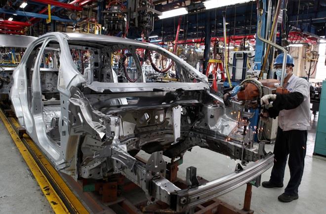 Doanh nghiệp sản xuất, lắp ráp ôtô trong nước kiến nghị giảm thuế trước sức ép về giá xe nhập khẩu.