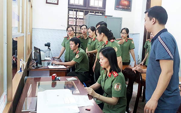 Phòng Quản lý XNC Công an tỉnh Quảng Trị triển khai hệ thống tiếp nhận, quản lý tờ khai điện tử đề nghị cấp hộ chiếu.
