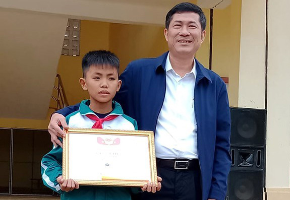 Giám đốc Sở GD&ĐT Thái Văn Thành trao tặng Giấy khen cho em Nguyễn Văn Cửu