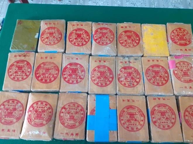 21 bánh ma túy được ông Hồ Văn Lộc phát hiện trong chiếc can nhựa trôi dạt vào bờ biển.