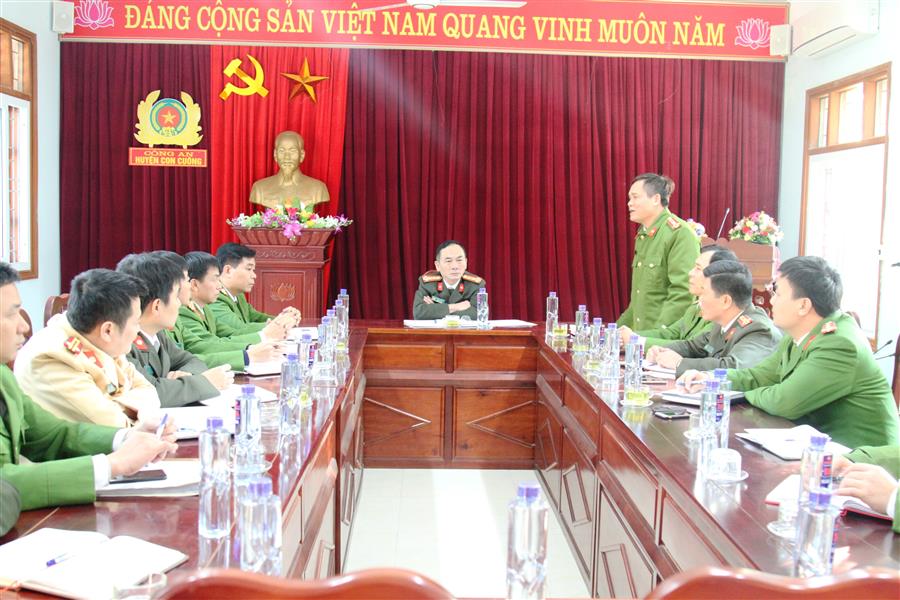 Đồng chí Đại tá Lê Xuân Hoài, Phó Giám đốc Công an tỉnh làm việc tại Công an huyện Con Cuông.