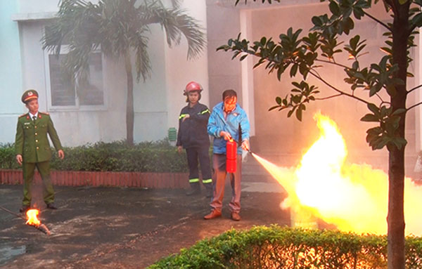 Cán bộ, nhân viên Chi cục Thuế khu vực Bắc Vinh thực hành kỹ năng chữa cháy