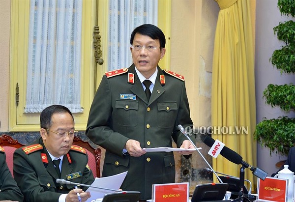 Thứ trưởng Lương Tam Quang giới thiệu một số Luật tại họp báo.