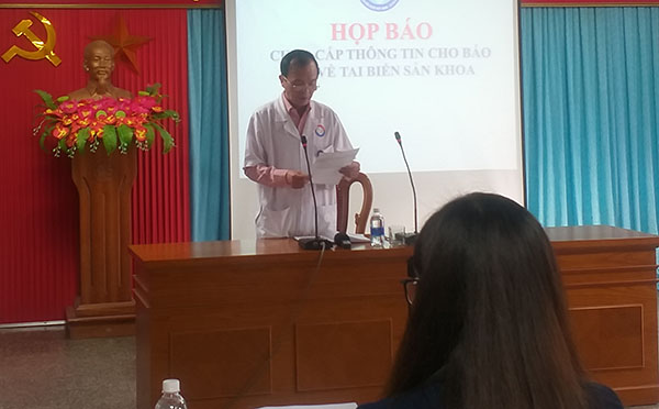 Bác sỹ Nguyễn Văn Phong, Phó Giám đốc Bệnh viện Hữu nghị Việt Nam - Cuba Đồng Hới thông tin vụ việc cho báo chí