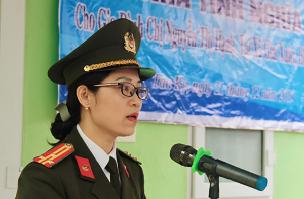 Thượng tá Lê Thị Thanh Huyền, Phó trưởng phòng Hậu cần Công an tỉnh phát biểu tại lễ bàn giao.