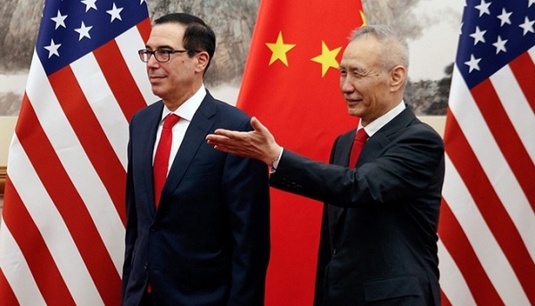 Bộ trưởng Bộ Tài chính Mỹ Steven Mnuchin (trái) và Phó thủ tướng Trung Quốc Lưu Hạc. (Ảnh: Reuters)