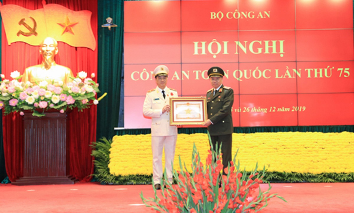 Thừa ủy quyền của Chủ tịch nước, Bộ trưởng Tô Lâm đã trao Quyết định của Chủ tịch nước tặng thưởng Huân chương Quân công hạng Nhì cho Thiếu tướng Nguyễn Duy Ngọc, Thứ trưởng Bộ Công an.