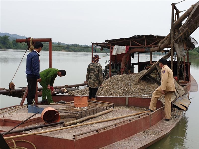 Đoàn liên ngành kiểm tra một tàu khai thác cát, sỏi trên sông Lam