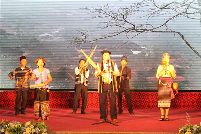 Nhạc sĩ Lê Hoàng biểu diễn nhạc cụ dân tộc tại Lễ vinh danh Nghệ nhân ưu tú