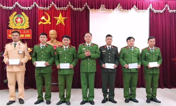 Lãnh đạo Công an huyện Anh Sơn biểu dương, khen thưởng thành tích xuất sắc trong 15 ngày ra quân tấn công, trấn áp tội phạm