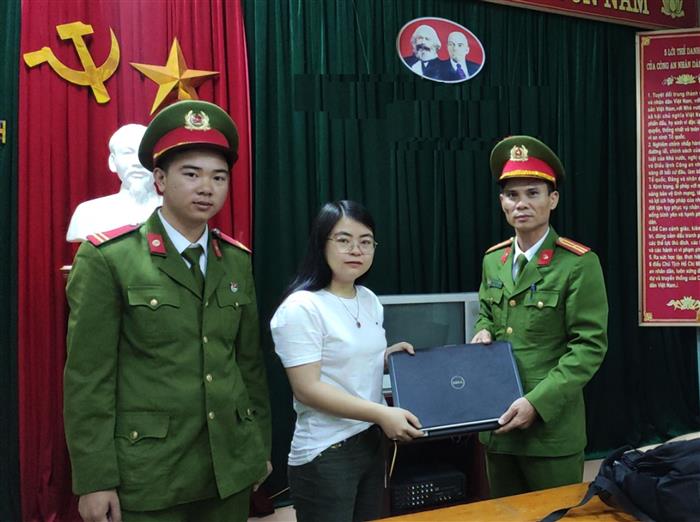 Đại đội CSBV Mục tiêu Số 02 trao trả lại tài sản cho chị Hoàng Linh Thương