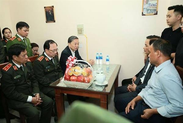 Bộ trưởng Tô Lâm thăm, động viên gia đình Thiếu uý Dương Đức Hoàng Quân