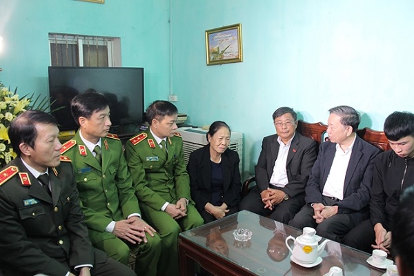 Bộ trưởng Tô Lâm thăm hỏi, động viên và chia buồn với gia đình Thượng tá Nguyễn Huy Thịnh.