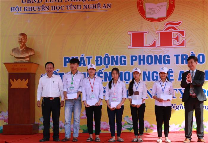 Hội Khuyến học tỉnh và UBND huyện Nghi Lộc trao các suất học bổng  cho các em học sinh nghèo học giỏi tại Lễ phát động thi đua  Tết khuyến học năm thứ 17 vừa qua 