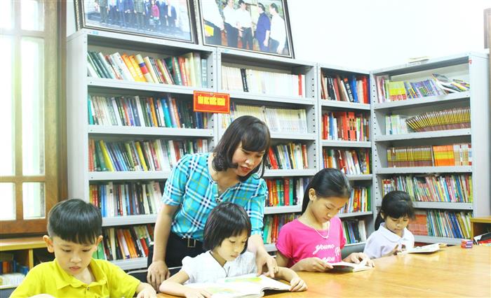 Thư viện Làng Sen mở cửa thu hút các em học sinh đến đọc sách