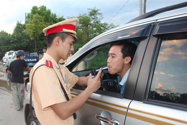Cảnh sát giao thông kiểm tra nồng độ cồn người điều khiển phương tiện.