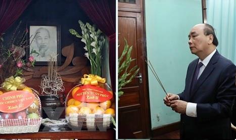 Thủ tướng Nguyễn Xuân Phúc dâng hương tưởng niệm Bác Hồ tại Nhà 67, trong Khu Di tích Chủ tịch Hồ Chí Minh tại Phủ Chủ tịch. 