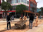 Yên thành: CSGT cùng người dân dọn đất, <em>đá</em> <em>rơi</em> vãi