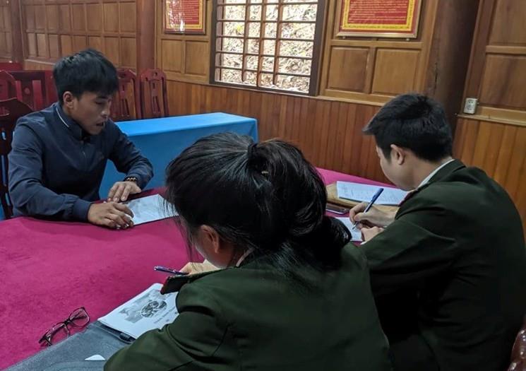 Cán bộ Công an huyện Kỳ Sơn đang làm việc với Chích Văn Quản 