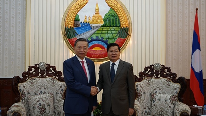 Thủ tướng Thongloun Sisoulith và Bộ trưởng Tô Lâm. Ảnh: Trí Trung