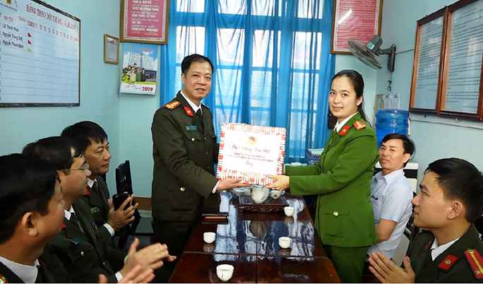 Đồng chí Đại tá Trần Hải Quân tặng quà cho nữ Trưởng công an xã mới nhận nhiệm vụ