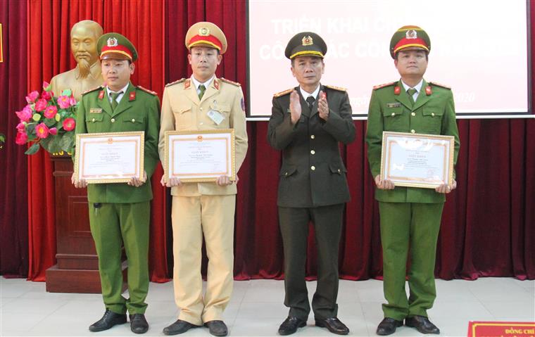 Đồng chí Đại tá Lê Xuân Hoài, Phó Giám đốc Công an tỉnh trao thưởng  cho thành tích xuất sắc của Công an huyện Anh Sơn