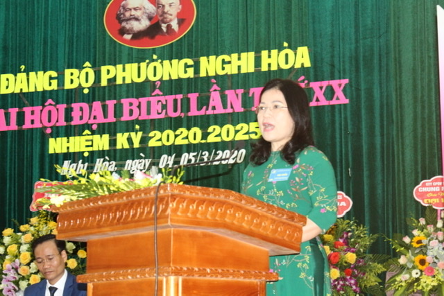Bà Nguyễn Thị Kim Chi - Ủy viên BCH Đảng bộ tỉnh, Bí thư Thị ủy Cửa Lò đánh giá cao những kết quả mà Đảng bộ và nhân dân phường Nghi Hòa đạt được trong nhiệm kỳ qua