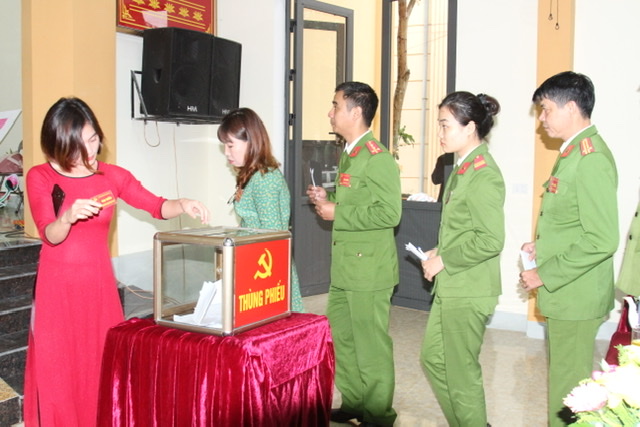 Các đại biểu bỏ phiếu bầu Ban Chấp hành Đảng bộ phường Nghi Hòa khóa XX, nhiệm kỳ 2020 - 2025 tại Đại hội